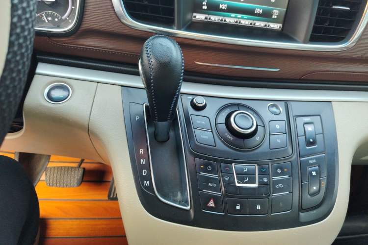 Used Buick GL8 2018 28T Luxury Model China VI Standard Gear Lever