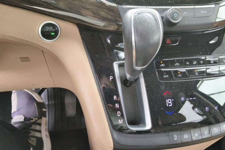 Used Buick GL8 2018 ES 28T Flagship Model China VI Standard Gear Lever