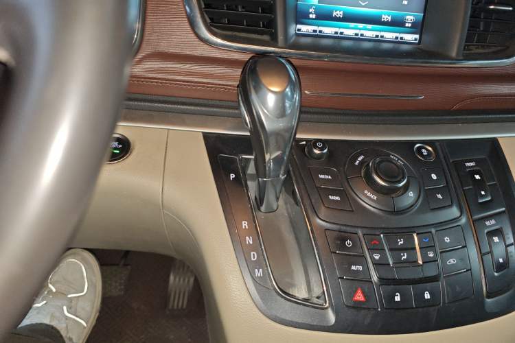 Used Buick GL8 2018 28T Luxury Model China VI Standard Gear Lever