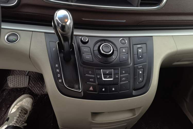 Used Buick GL8 2018 28T Comfort Model China VI Standard Gear Lever