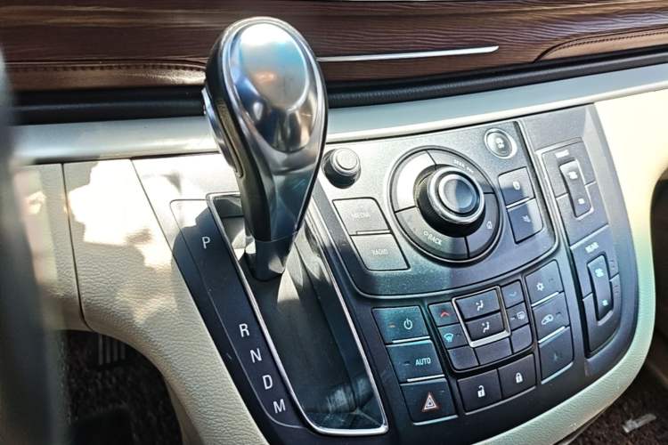 Used Buick GL8 2018 28T Luxury Model China VI Standard Gear Lever