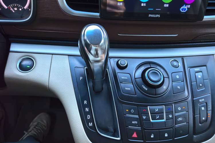 Used Buick GL8 2018 28T Luxury Model China VI Standard Gear Lever