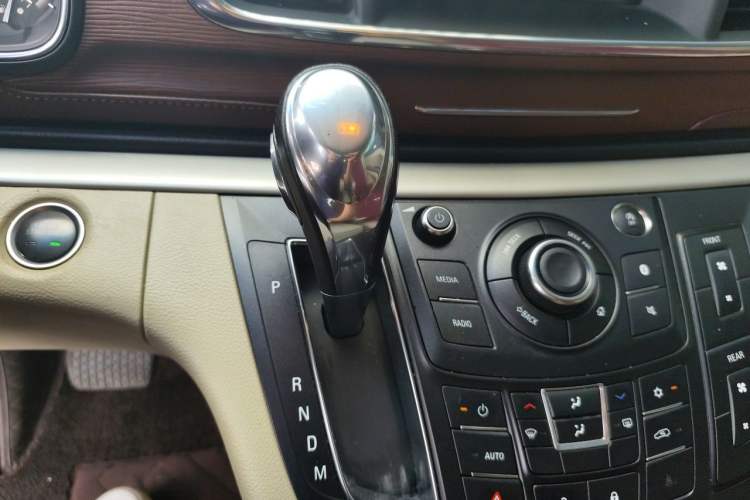 Used Buick GL8 2018 28T Luxury Model China VI Standard Gear Lever
