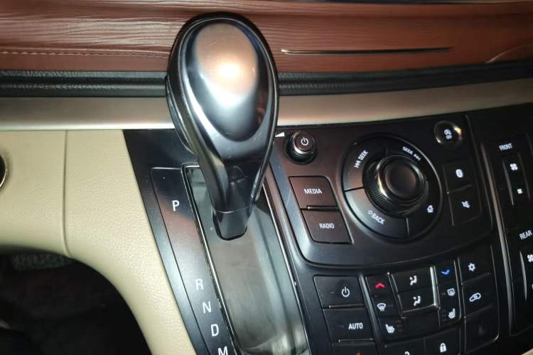 Used Buick GL8 2018 28T Prestige Version China VI Standard Gear Lever