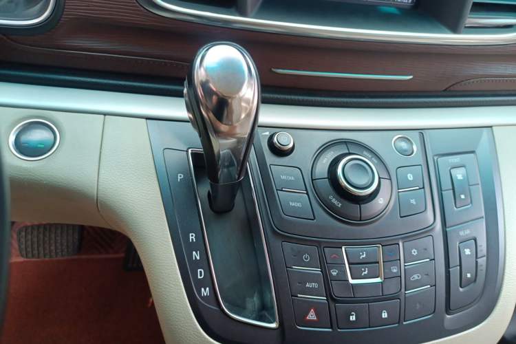 Used Buick GL8 2018 28T Luxury Model China VI Standard Gear Lever