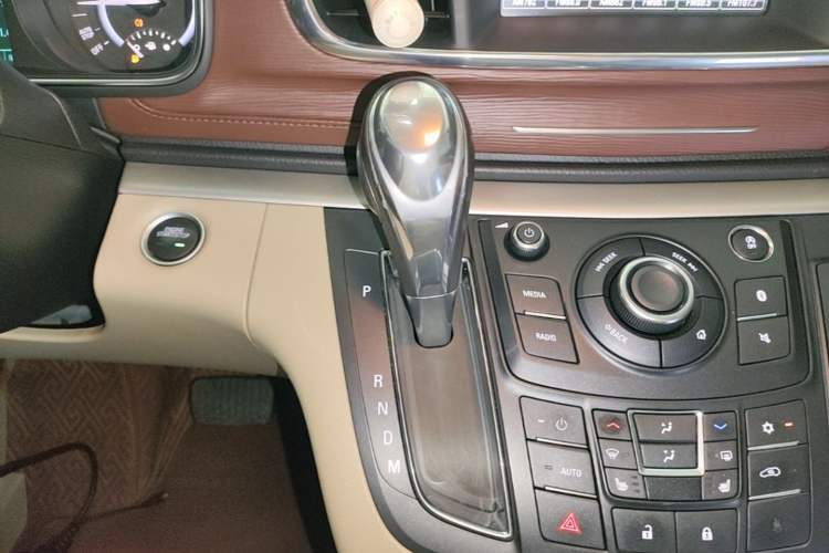 Used Buick GL8 2018 28T Prestige Version China VI Standard Gear Lever