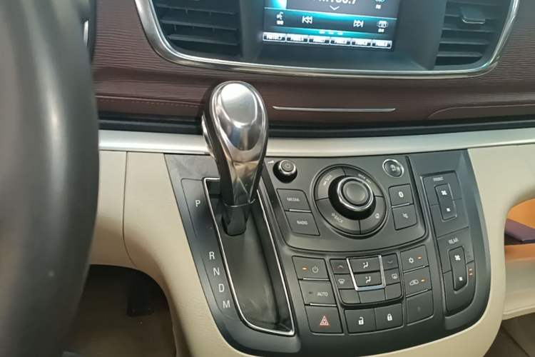 Used Buick GL8 2018 28T Luxury Model China VI Standard Gear Lever