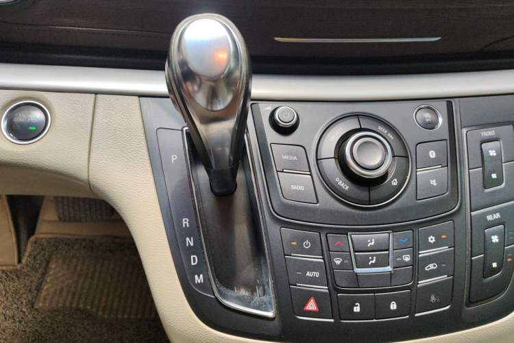 Used Buick GL8 2018 28T Luxury Model China VI Standard Gear Lever