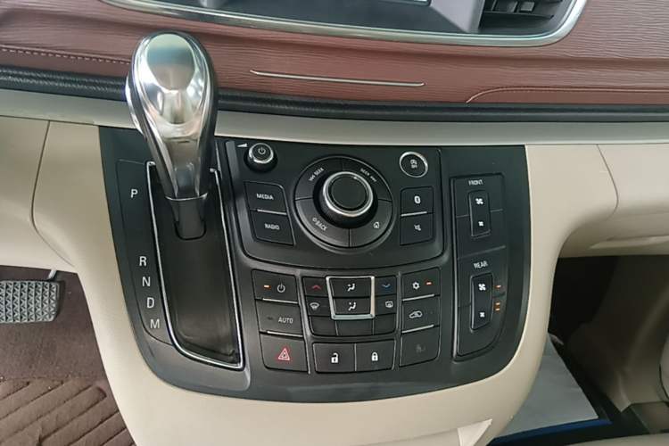 Used Buick GL8 2018 28T Luxury Model China VI Standard Gear Lever
