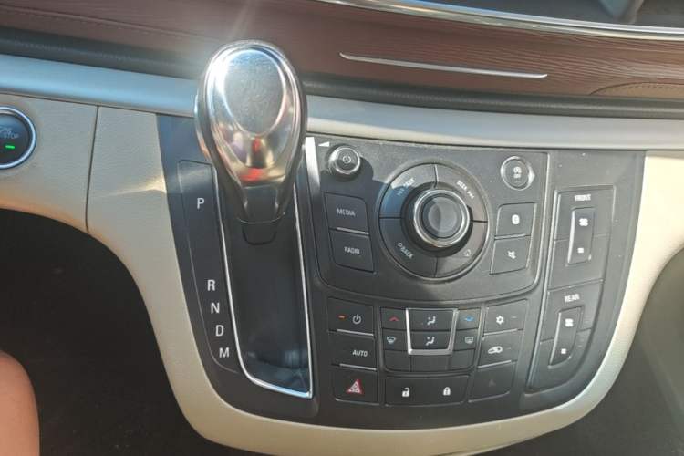 Used Buick GL8 2018 28T Comfort Model China VI Standard Gear Lever
