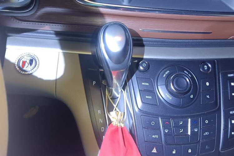 Used Buick GL8 2018 28T Luxury Model China VI Standard Gear Lever