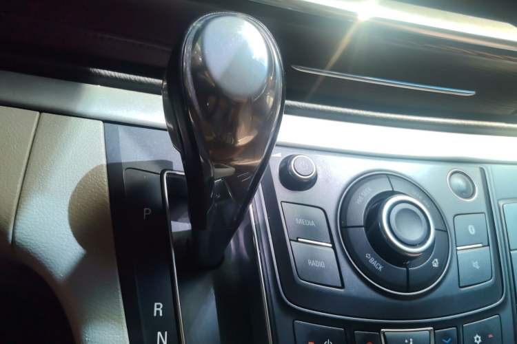 Used Buick GL8 2018 28T Luxury Model China VI Standard Gear Lever