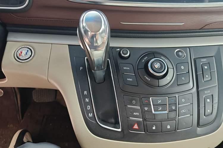 Used Buick GL8 2018 28T Luxury Model China VI Standard Gear Lever