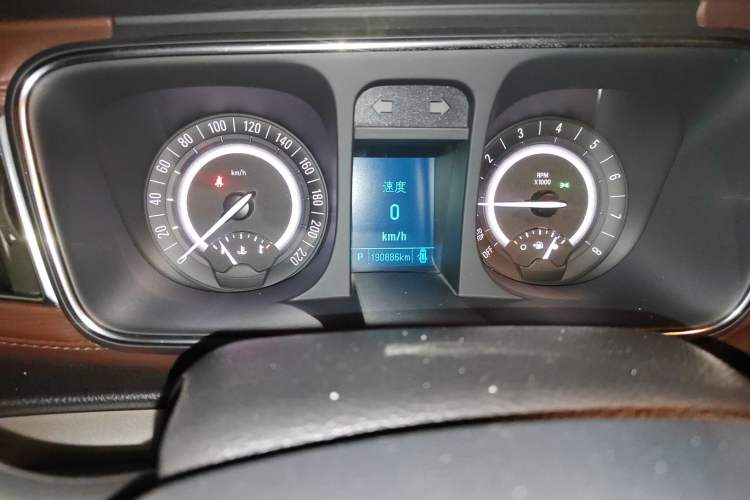 Used Buick GL8 2018 28T Luxury Model China VI Standard Odometer Close Up