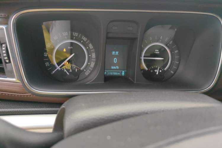 Used Buick GL8 2018 28T Luxury Model China VI Standard Odometer Close Up