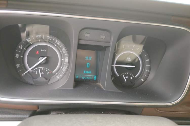 Used Buick GL8 2018 28T Luxury Model China VI Standard Odometer Close Up