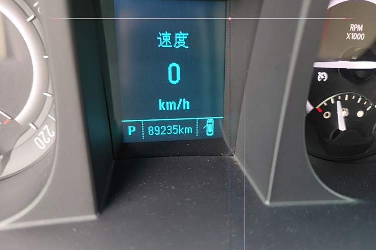 Used Buick GL8 2018 28T Luxury Model China VI Standard Odometer Close Up