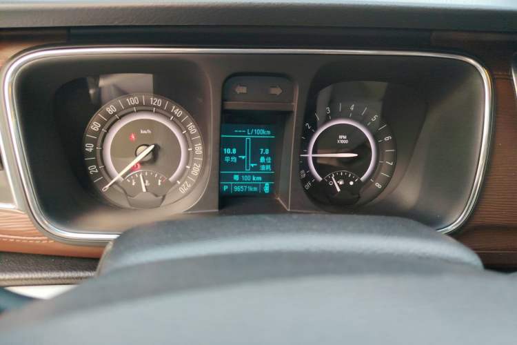Used Buick GL8 2018 28T Luxury Model China VI Standard Odometer Close Up