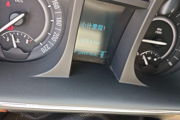Used Buick GL8 2018 28T Luxury Model China VI Standard Odometer Close Up
