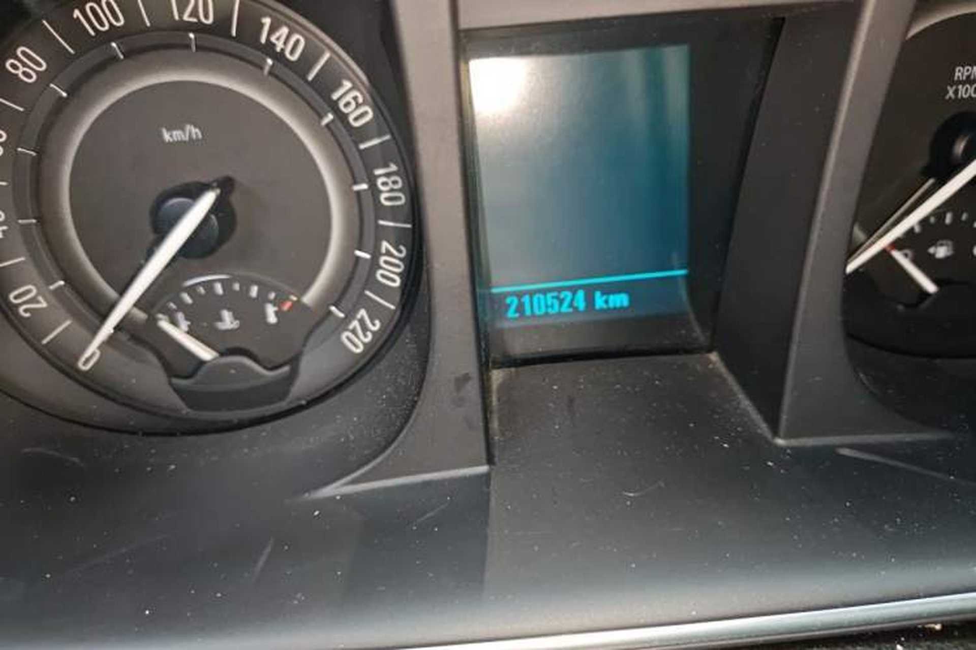 Used Buick GL8 2018 28T Comfort Model China VI Standard Odometer Close Up