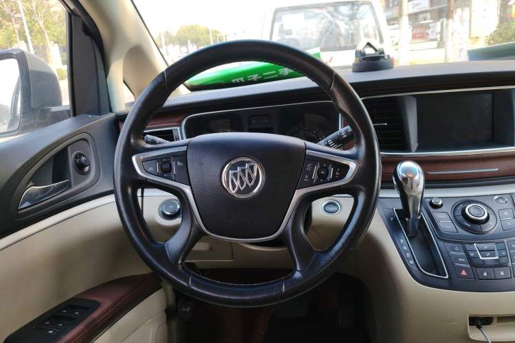 Used Buick GL8 2018 28T Luxury Model China VI Standard Steering Wheel