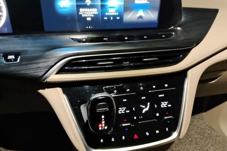 Used Buick GL8 2020 ES Land Cruiser 653T Luxury Model Audio And AC Panel