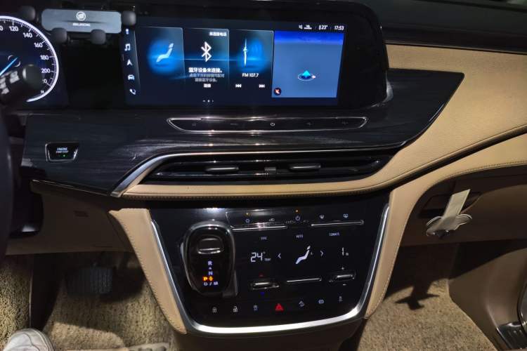 Used Buick GL8 2020 ES Land Cruiser 653T Luxury Edition Audio And AC Panel