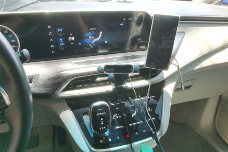 Used Buick GL8 2020 ES Land Cruiser 653T Comfort Edition Audio And AC Panel