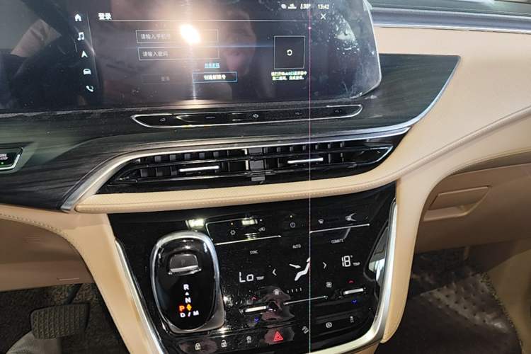 Used Buick GL8 2020 ES Land Cruiser 653T Luxury Model Audio And AC Panel
