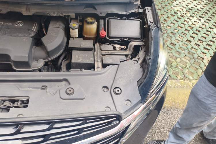 Used Buick GL8 2020 Land Business Class 652T Luxury Model Engine Bay Left