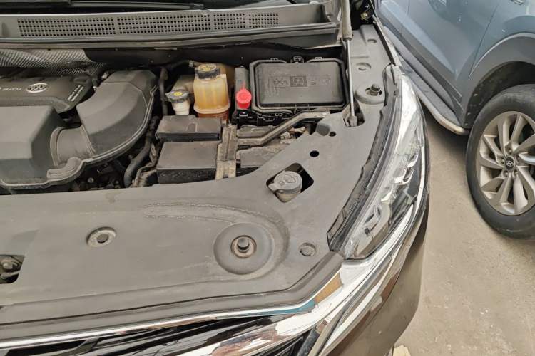 Used Buick GL8 2020 ES Land Cruiser 653T Luxury Model Engine Bay Left
