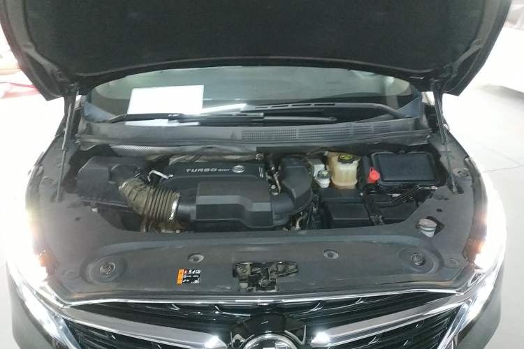 Used Buick GL8 2020 ES Land Cruiser 653T Luxury Model Engine Bay