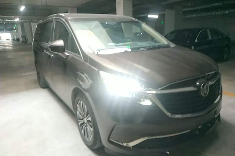 Used Buick GL8 2020 ES Land Cruiser 653T Luxury Model Front Right 45 Deg