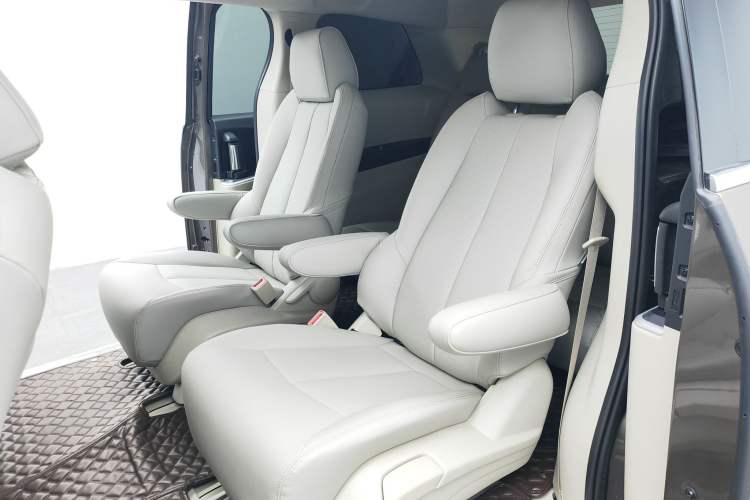 Used Buick GL8 2020 Land Cruiser Executive Class 652T Comfort Model Interior 4
