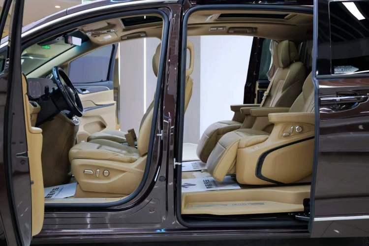 Used Buick GL8 2020 ES Land Cruiser 653T Flagship Model Interior 8