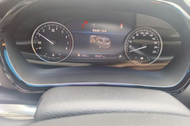 Used Buick GL8 2020 Land Business Class 652T Luxury Model Odometer Close Up
