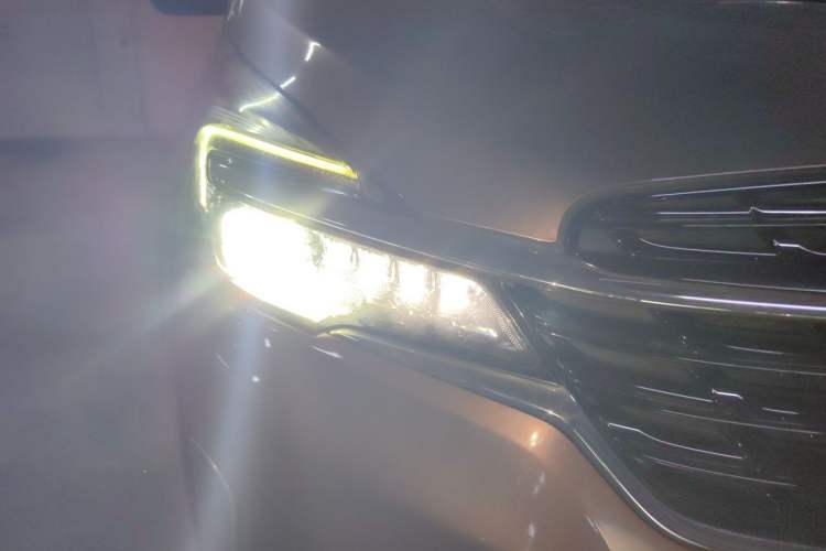 Used Buick GL8 2020 Land Business Class 652T Luxury Model Right Front Headlight