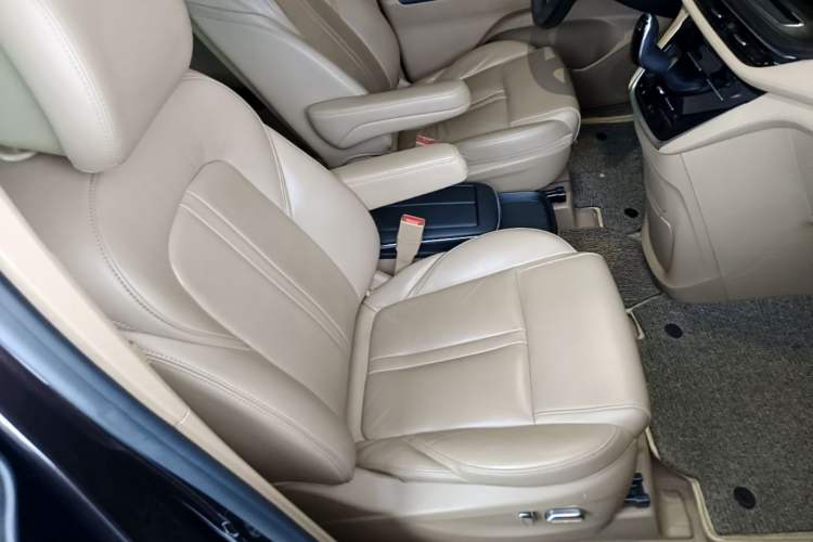 Used Buick GL8 2020 ES Land Cruiser 653T Luxury Edition Right Front Seat