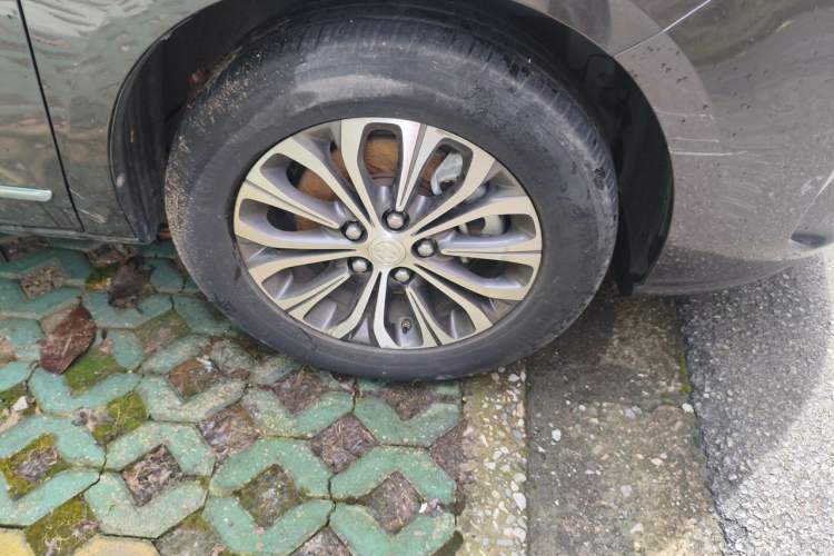 Used Buick GL8 2020 Land Business Class 652T Luxury Model Right Front Wheel Hub