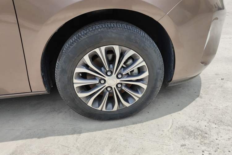 Used Buick GL8 2020 Land Cruiser Executive Class 652T Comfort Model Right Front Wheel Hub