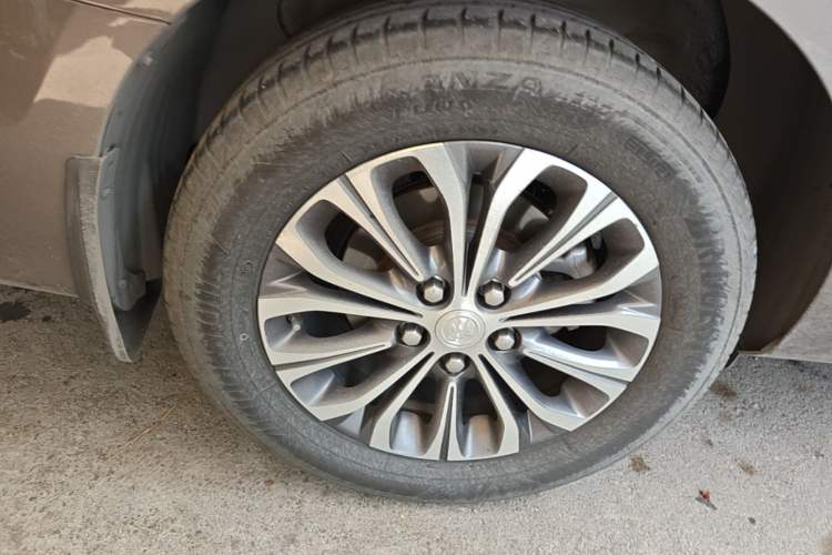 Used Buick GL8 2020 Land Business Class 652T Luxury Model Right Rear Wheel Hub