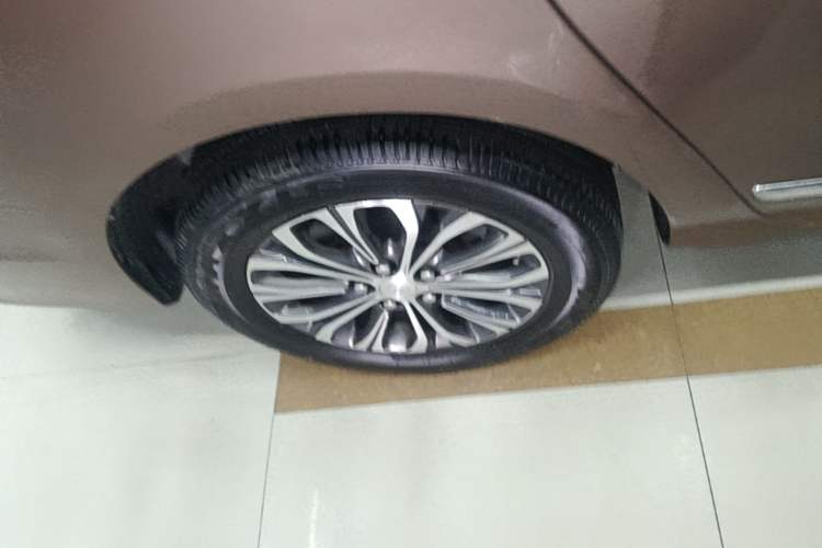 Used Buick GL8 2020 Land Business Class 652T Luxury Model Right Rear Wheel Hub