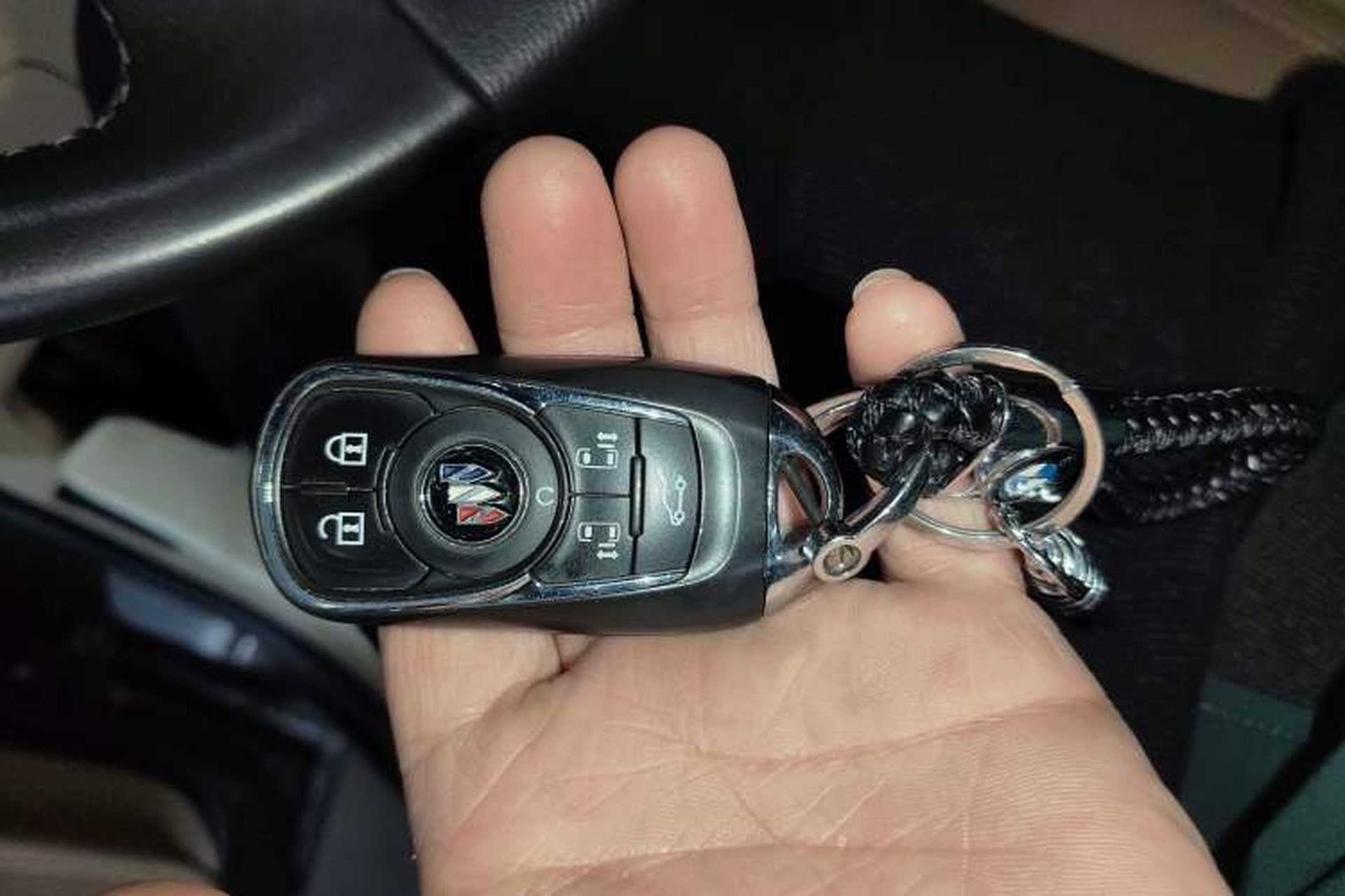Used Buick GL8 2020 ES Land Cruiser 653T Luxury Model Vehicle Key
