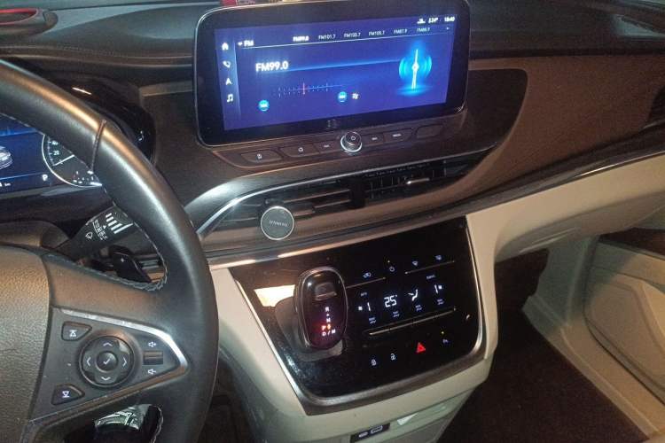 Used Buick GL8 2020 Land Business Class 652T Luxury Model Audio And AC Panel