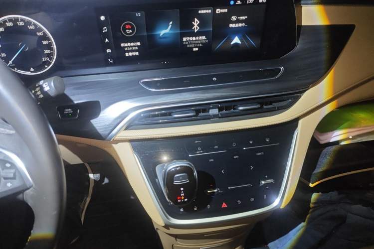 Used Buick GL8 2020 ES Land Cruiser 653T Luxury Edition Audio And AC Panel