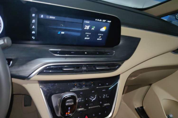 Used Buick GL8 2020 ES Land Cruiser 653T Luxury Model Audio And AC Panel