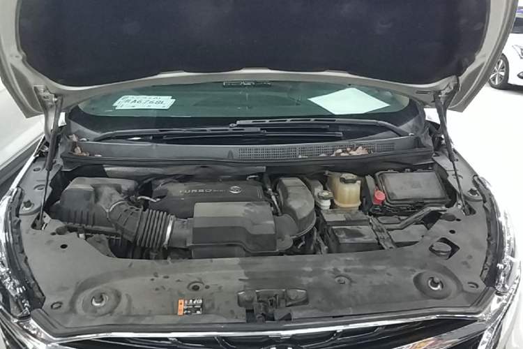 Used Buick GL8 2020 ES Land Cruiser 653T Flagship Model Engine Bay