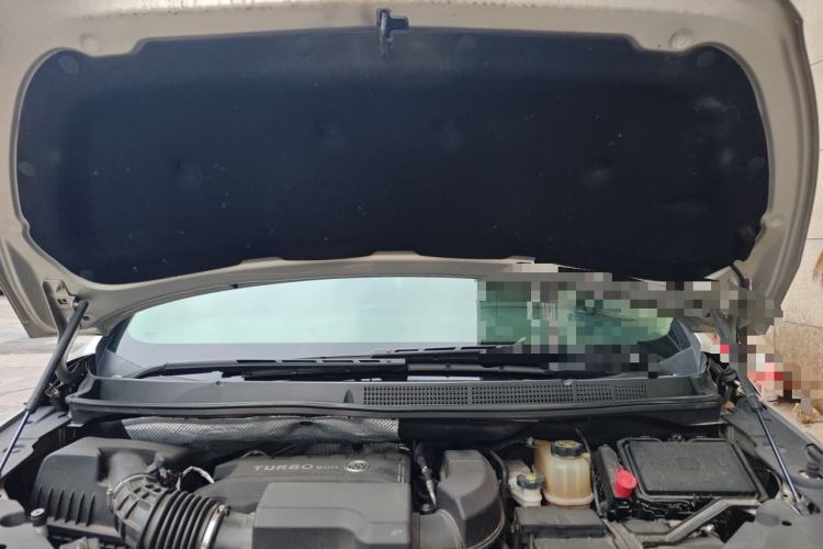 Used Buick GL8 2020 ES Land Cruiser 653T Luxury Model Engine Bay
