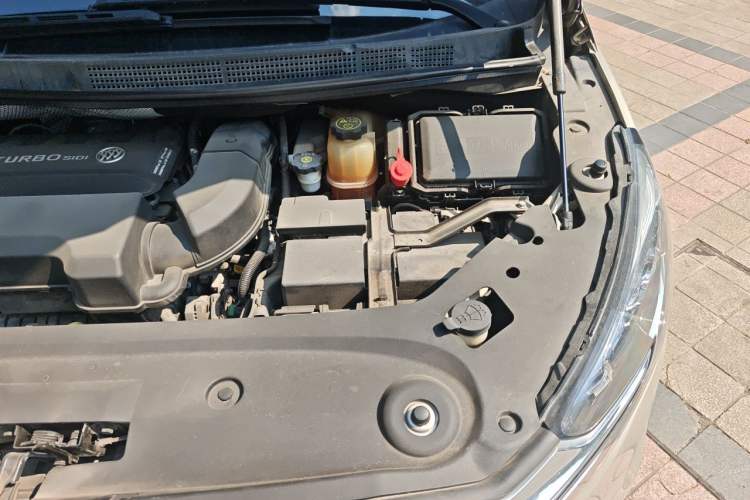 Used Buick GL8 2020 ES Land Cruiser 653T Luxury Model Engine Bay Left