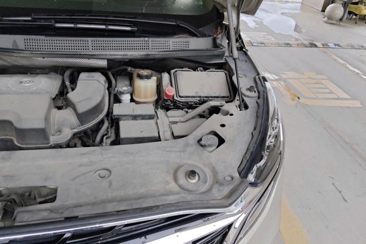 Used Buick GL8 2020 ES Land Cruiser 653T Luxury Model Engine Bay Left